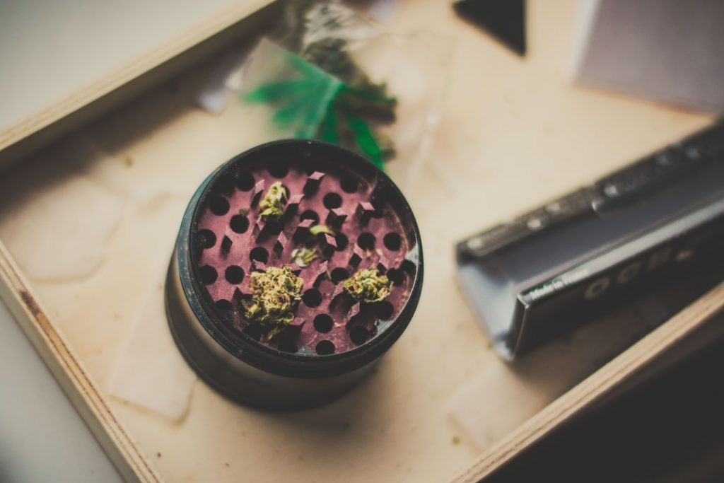 Qu'est-ce qu'un grinder et comment l'utiliser ?